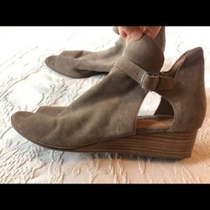 Lucky Brand Taupe/ Grey Wedges